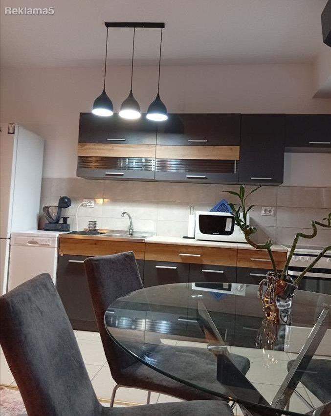 Se prodava polu-namesten stan 63m2 vo blizina na Mercedes