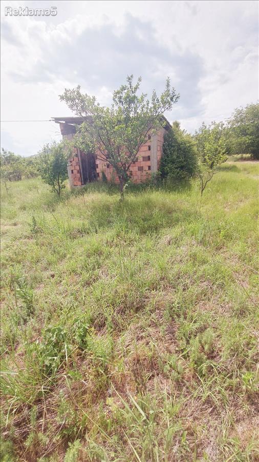 VOLKOVO kon Orman,objekt karabina31m2,1400m2plac,struja,voda