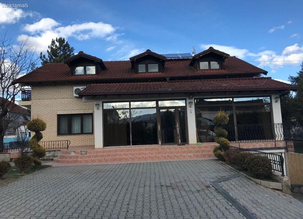 We are selling 2 houses in a large yard with a swimming pool in Butel 1