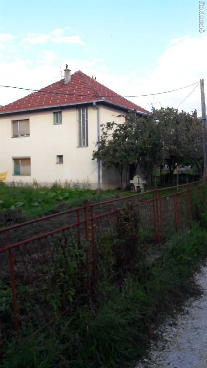 Kuka 80m2 vo Gostivar so dvorno mesto 500m2