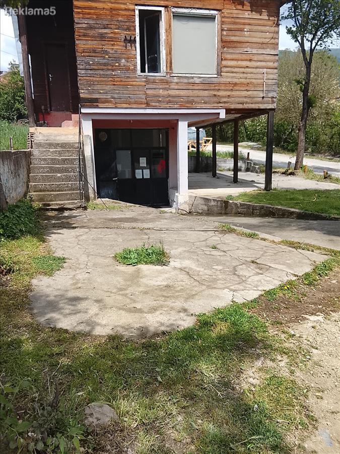 Business building in the center of Cresevo
