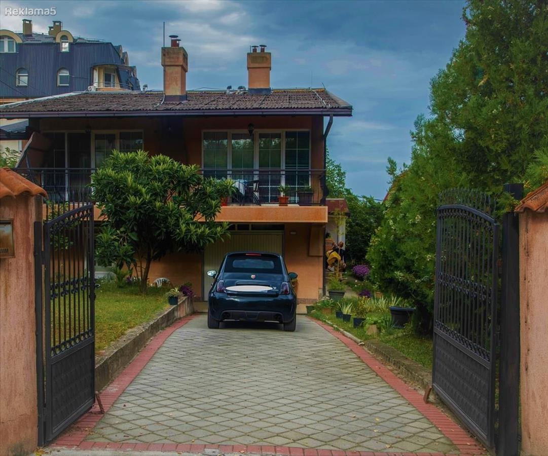 Se prodava kukja od 250m2 i dvor od 600m2 vo Pripor