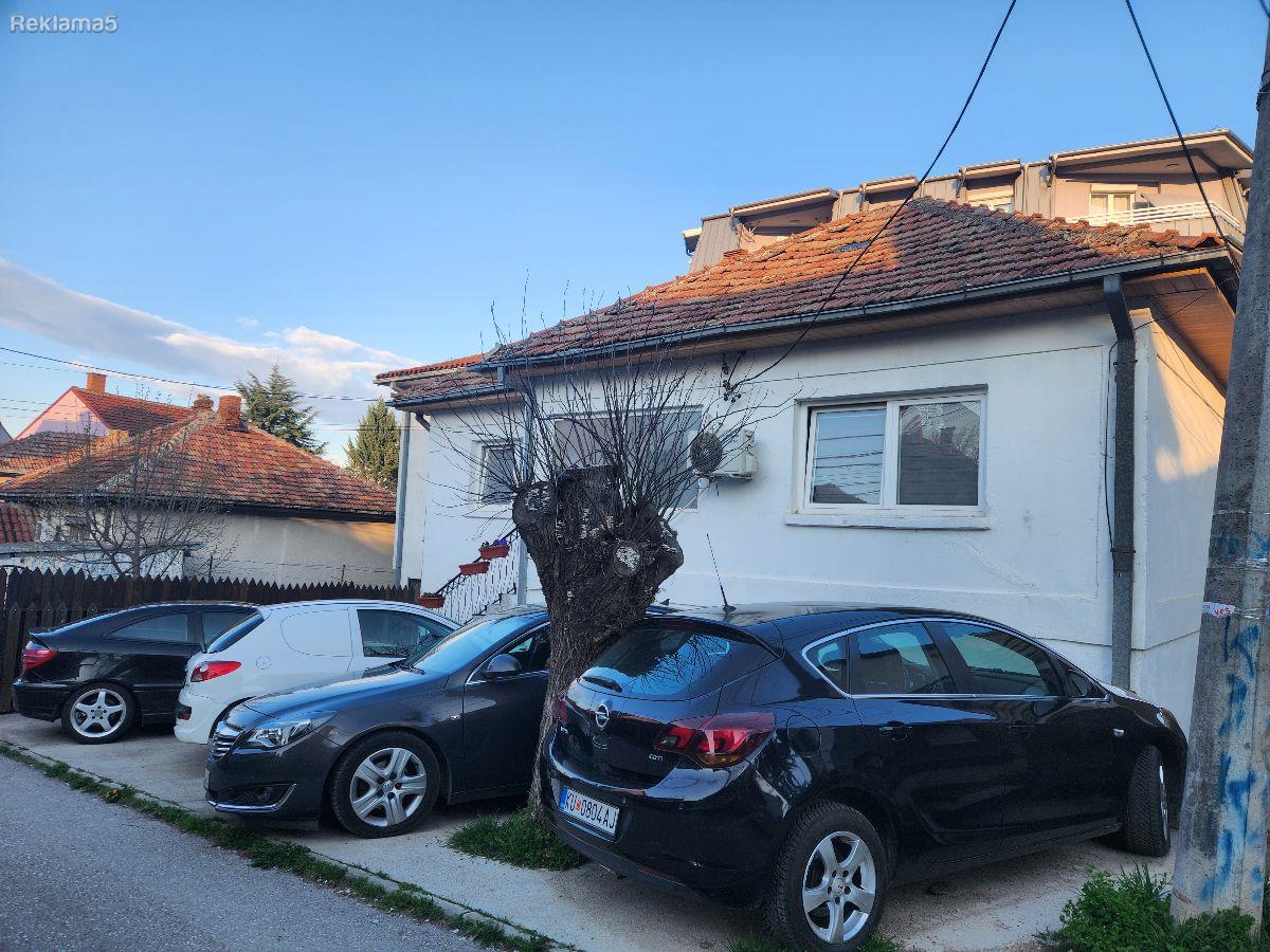 Prodavam dve kukji na ul. Mile kipra kaj bunarce