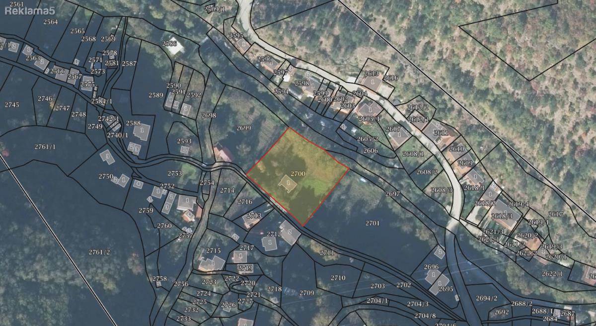 I am selling a plot of land with a free house in Kriva Palanka
