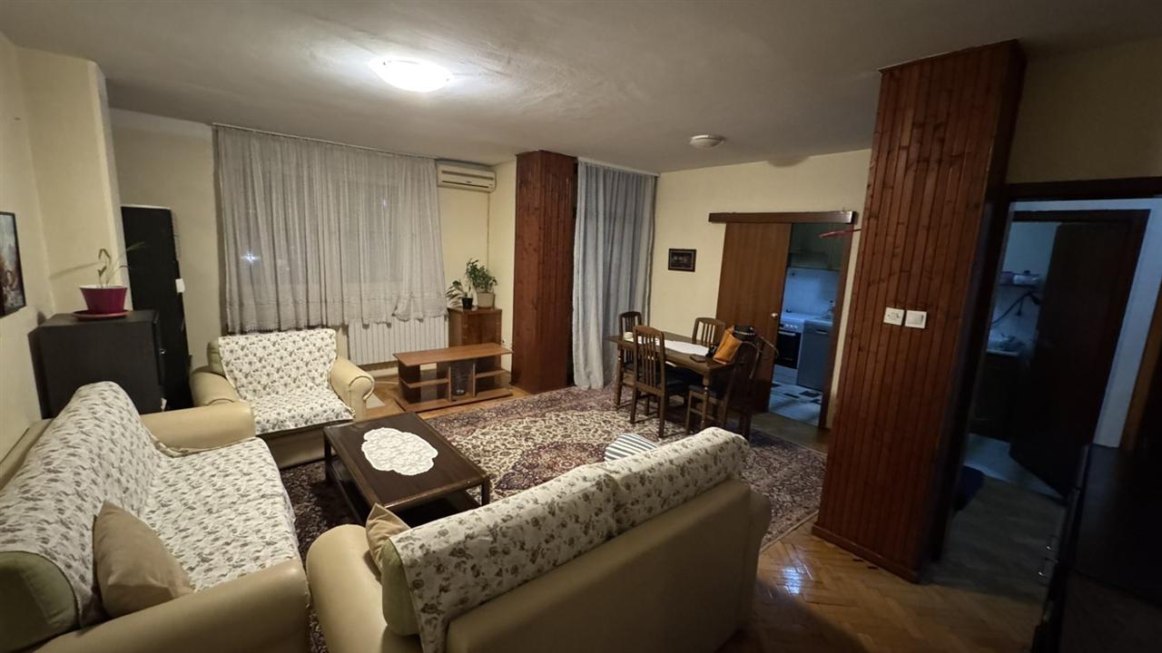 Se prodava trosoben stan na Dzon Kenedi