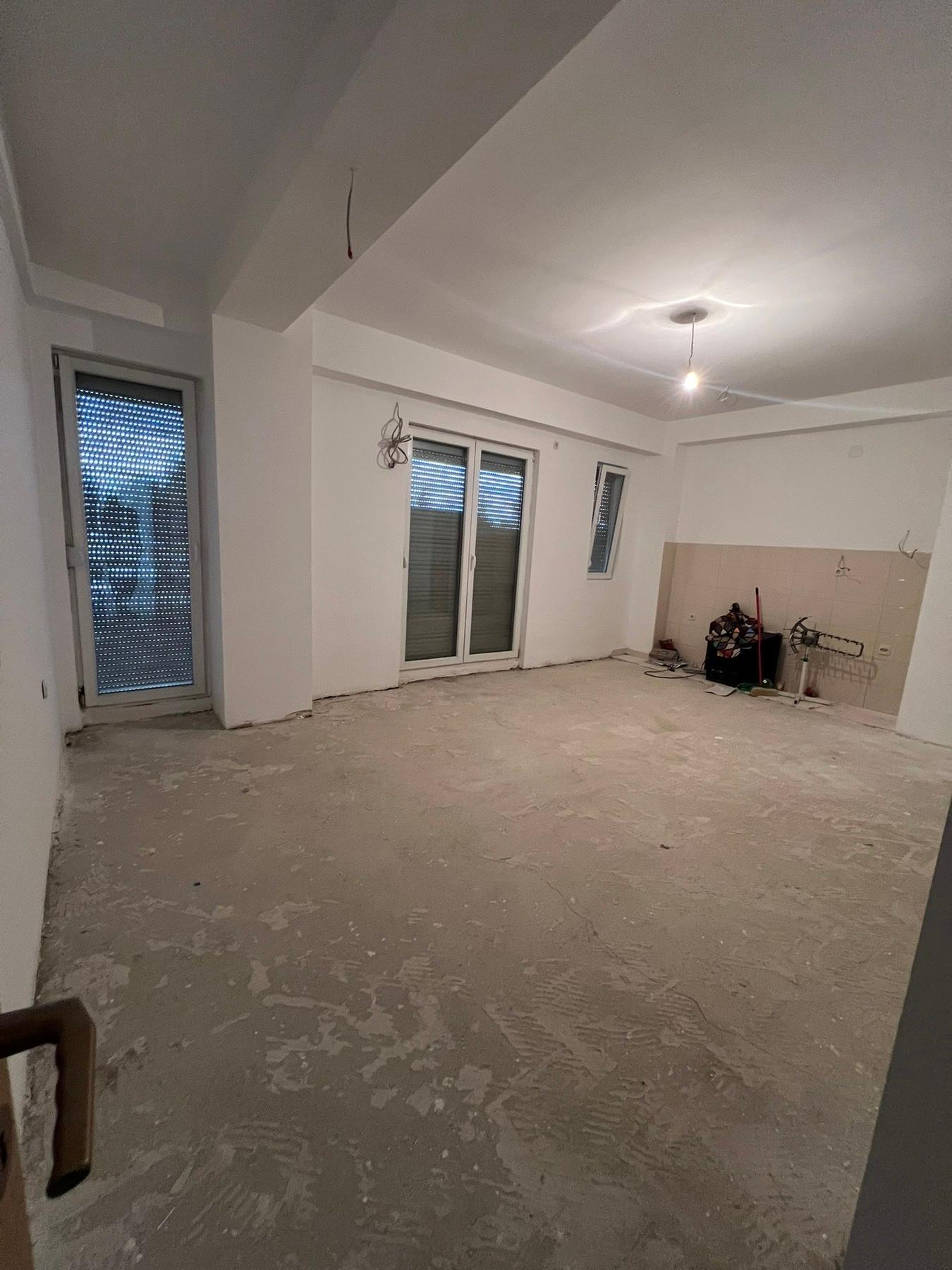Trosoben stan 65m2 so zagraden dvor od 100m2