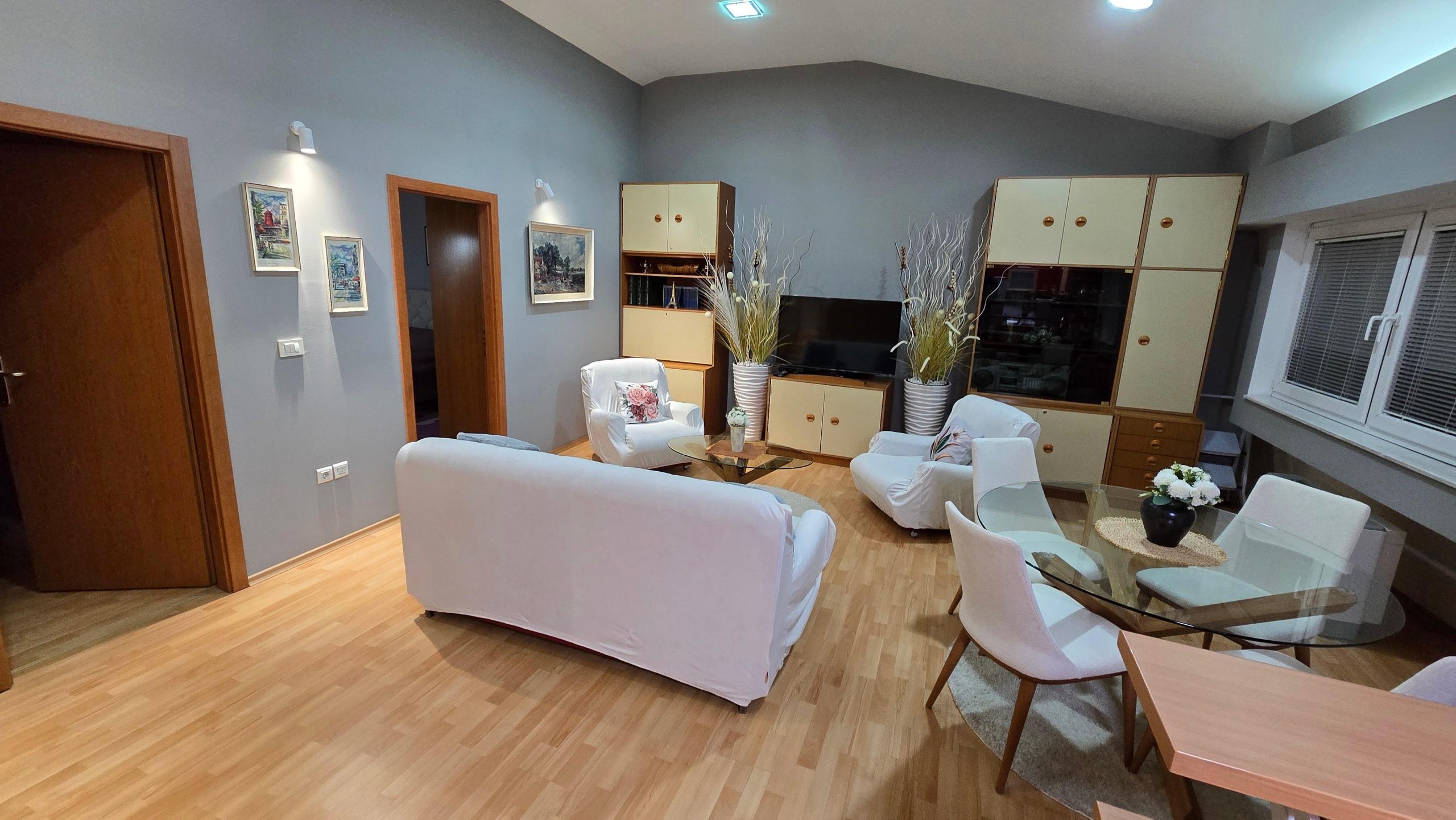 Apartment with high ceiling and open gallery to living room