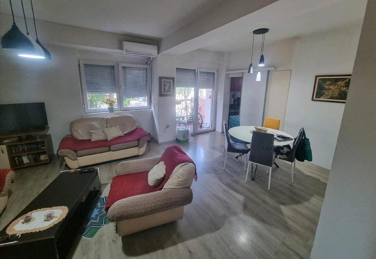 An 86m2 apartment in Aerodrom is for sale