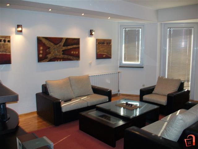 Se prodava 3 sob. stan 89m2-Centar