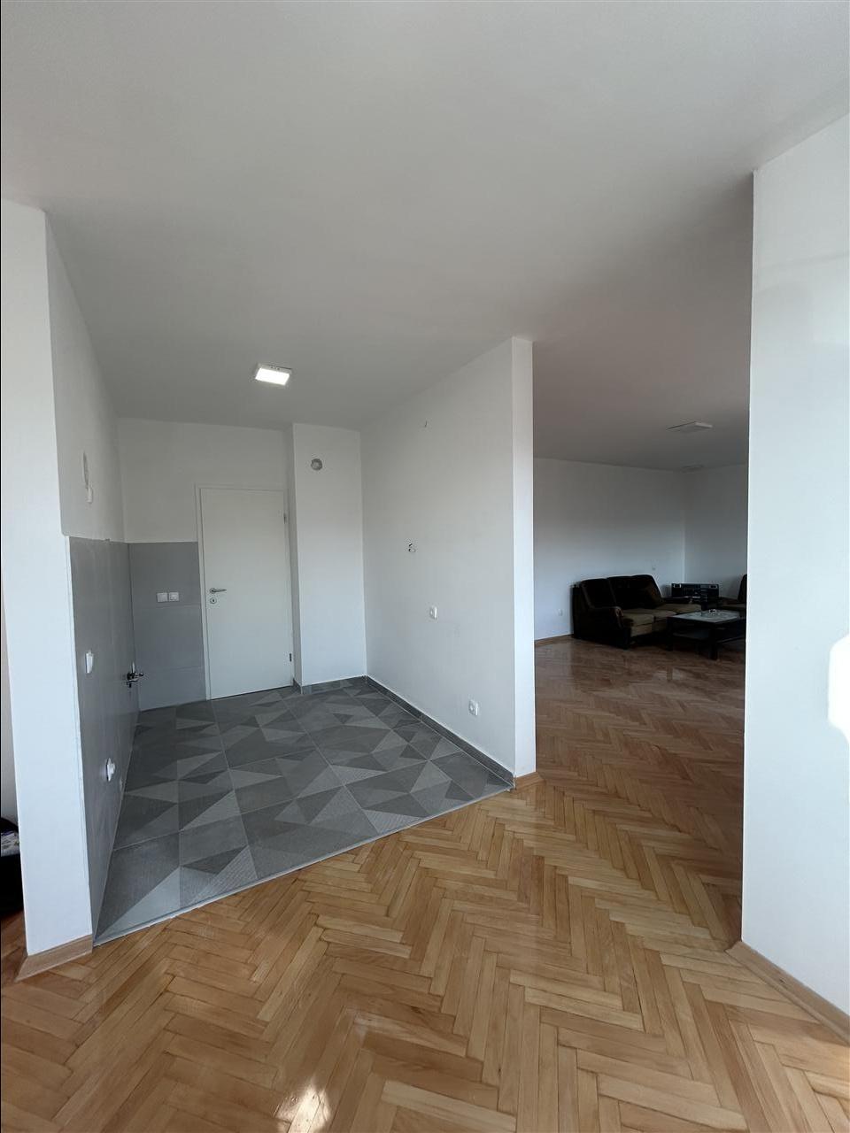 Se prodava renoviran stan vo Gjorce Petrov 99m2 147.510 evr