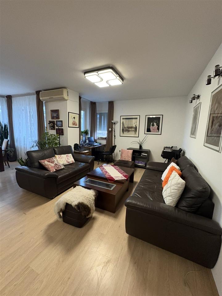 Stan vo Centar kaj Katolicka 116m2 so 2 spalni