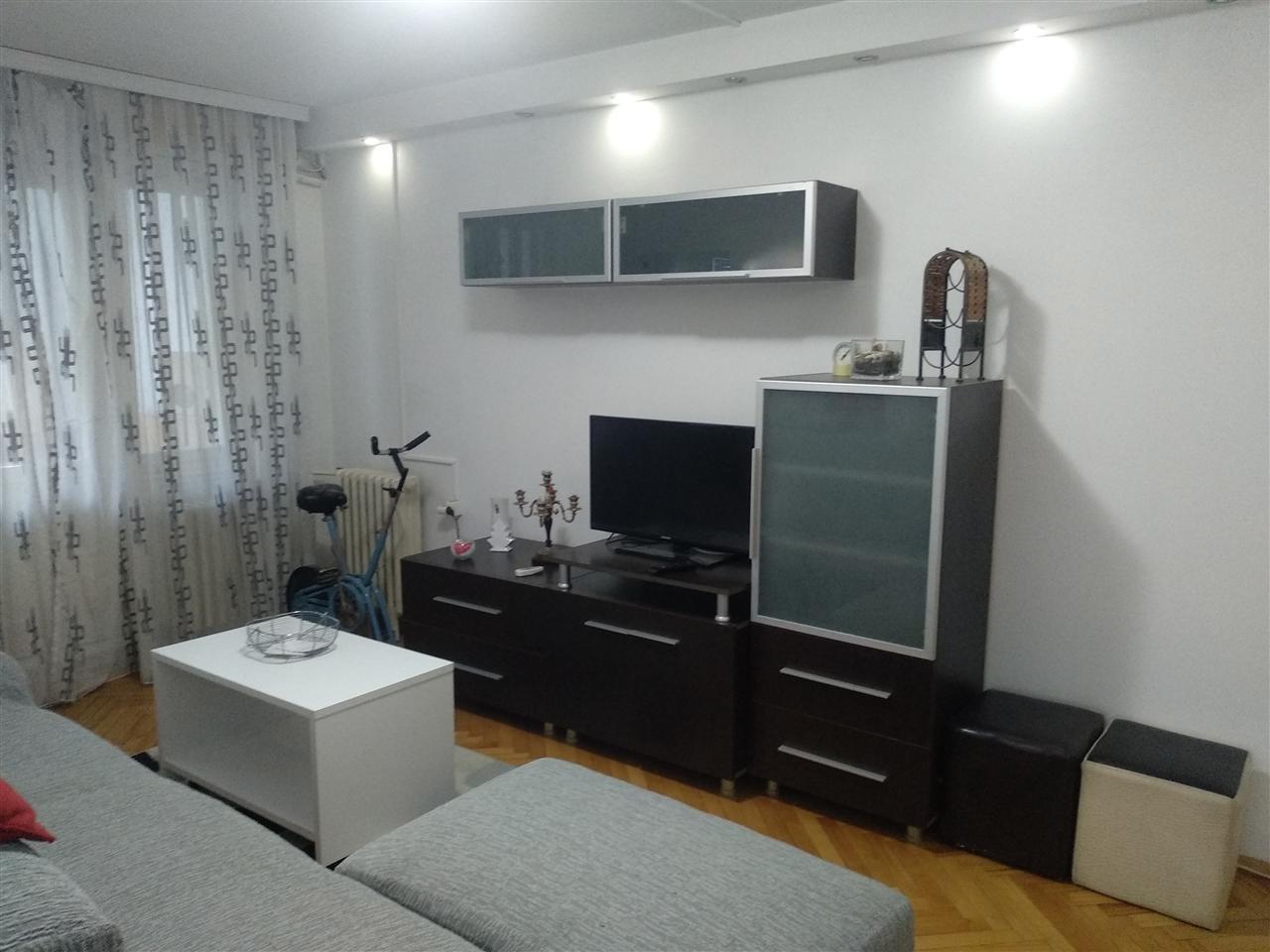 Se prodava renoviran namesten trosoben stan vo Karpos 3
