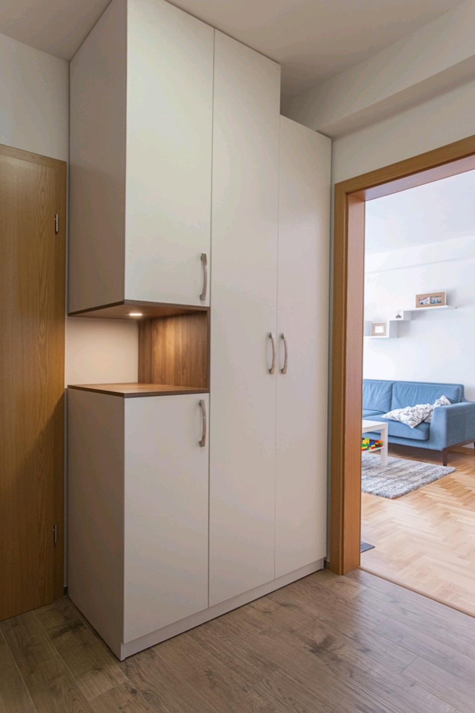 I am selling a three-room apartment in Aerodrom
