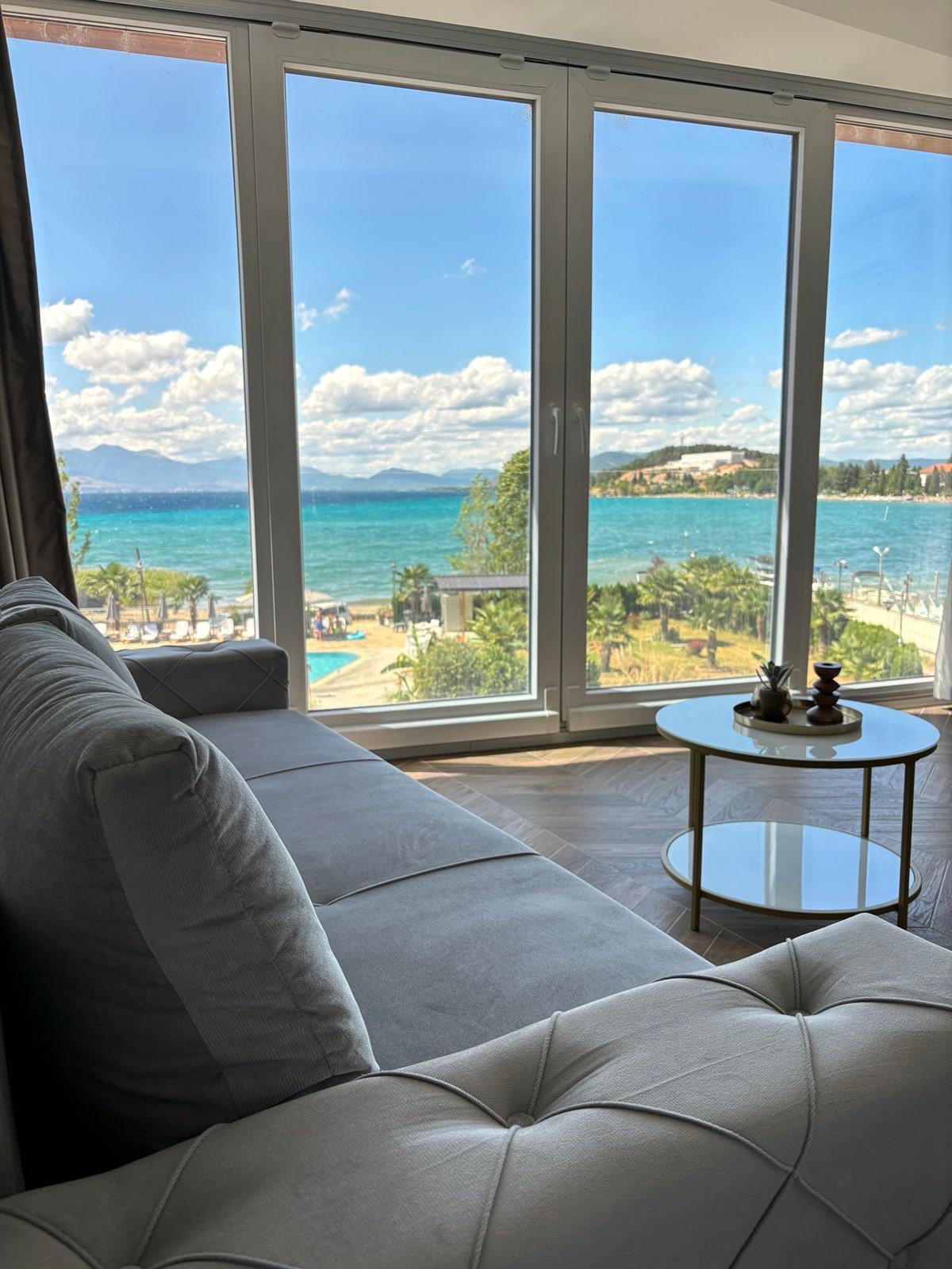 Ultra Luxury Lakefront Apartment for Rent with Lake View
