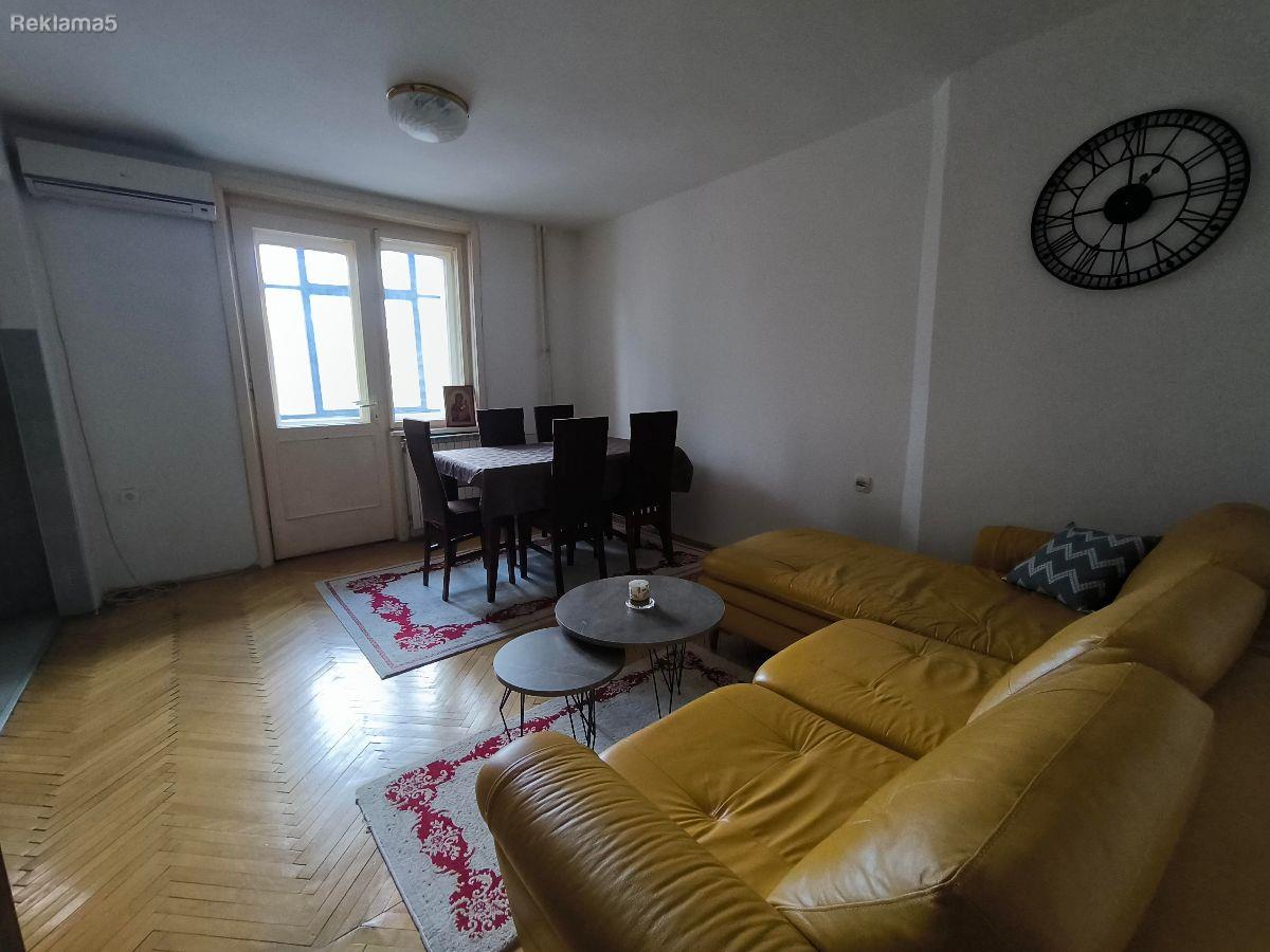 I rent an apartment in Autokomanda. Possibility of a garage.