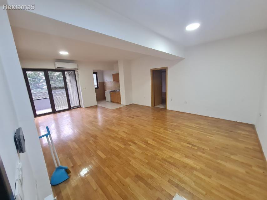 Izdavam Nov Cetvorosoben Stan 95 m2 Centar Fiskulturno