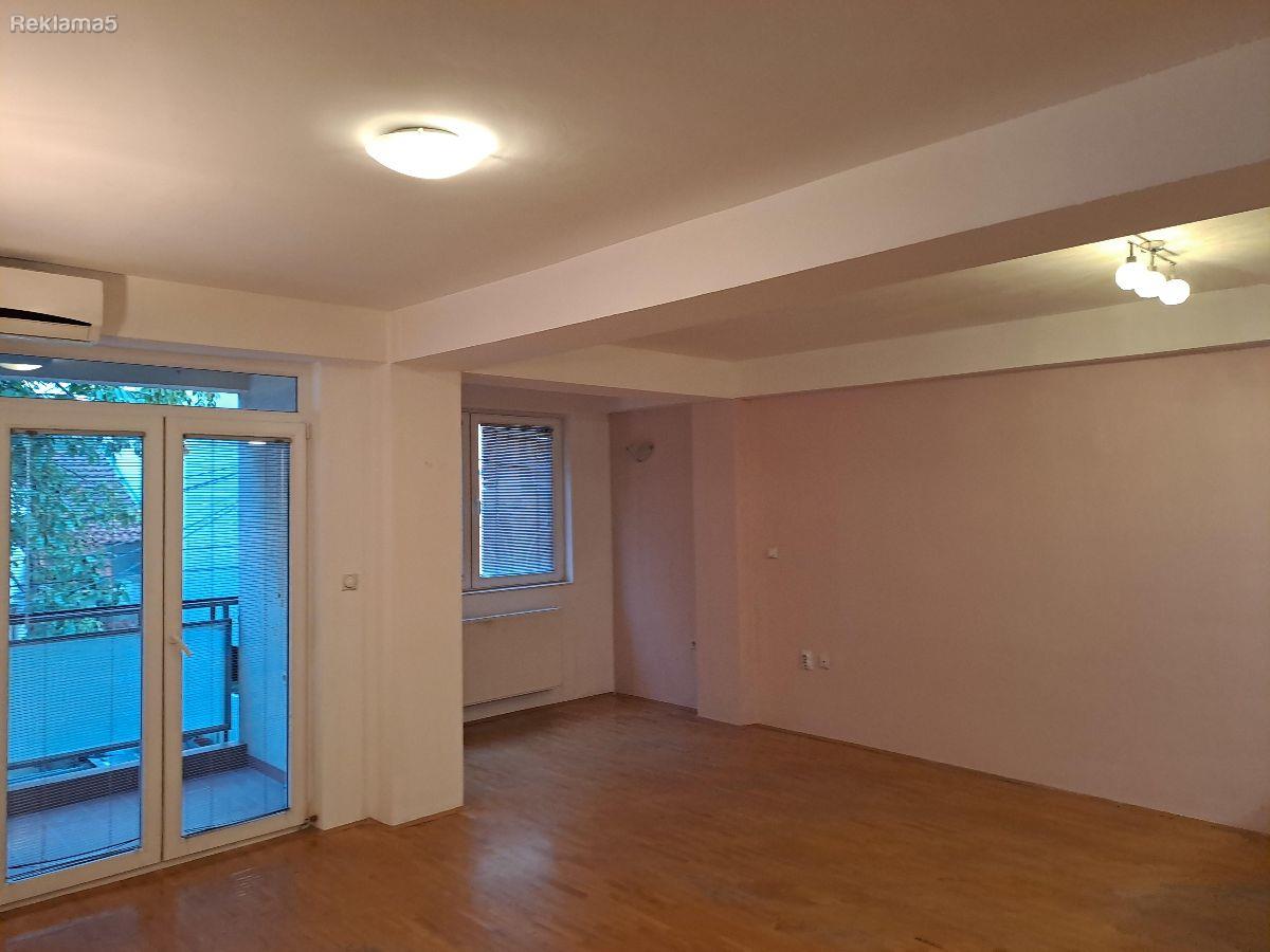 Se izdava stan za deloven prostor vo Centar 65m2