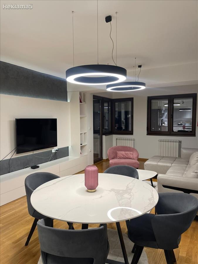 SE PRODAVA LUKSUZEN STAN 85M2 KARPOS ULICA PRASKA