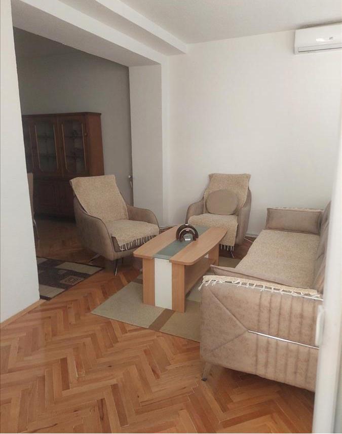 Se prodava namesten stan 76m2 vo Avtokomanda