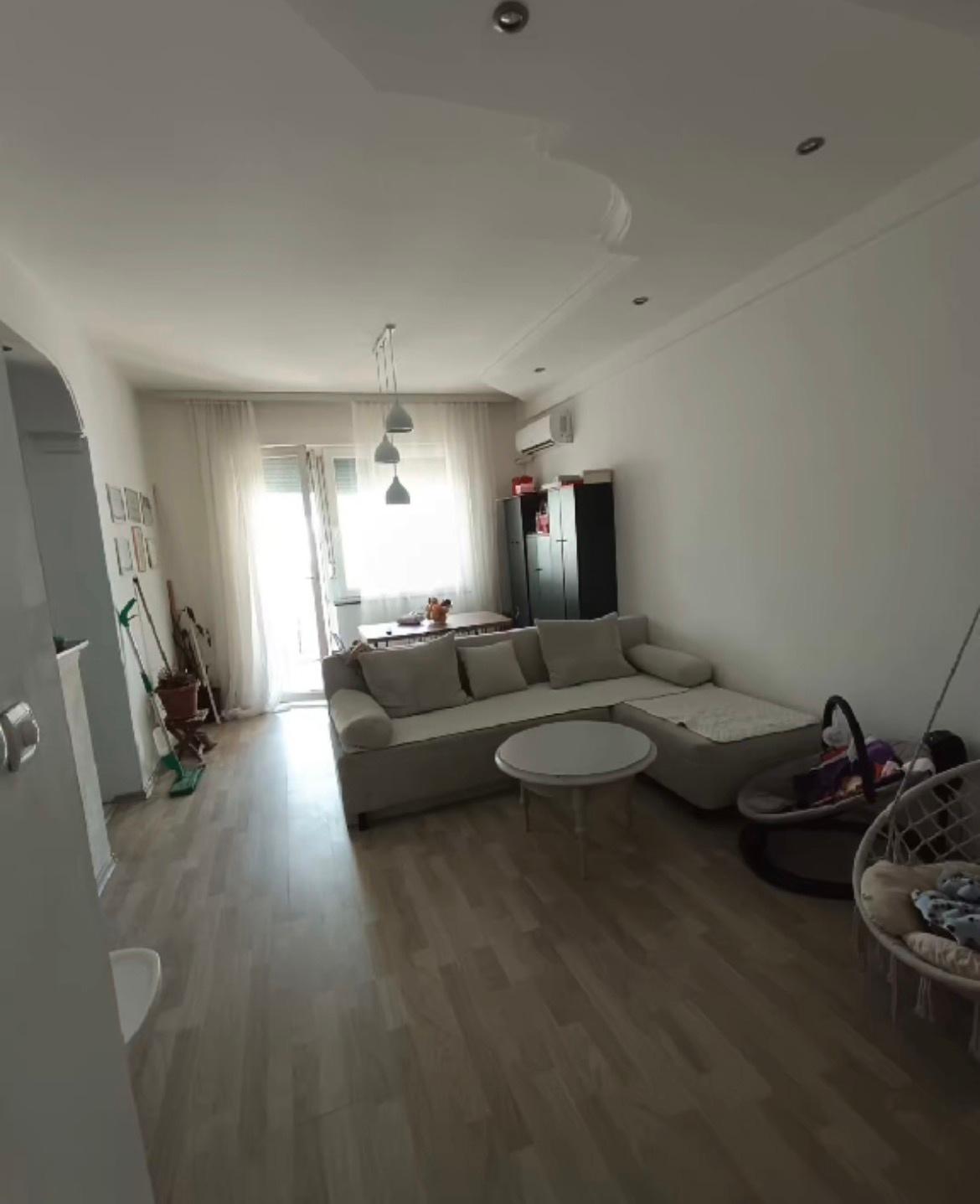 SE PRODAVA TROSOBEN STAN VO HIPODROM