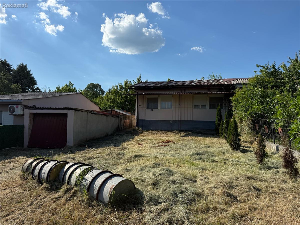 A shed in cento is for sale