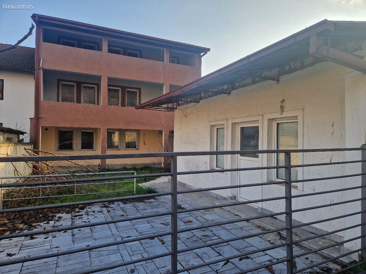 Se prodava renovirana golema kuka vo cento HITNO