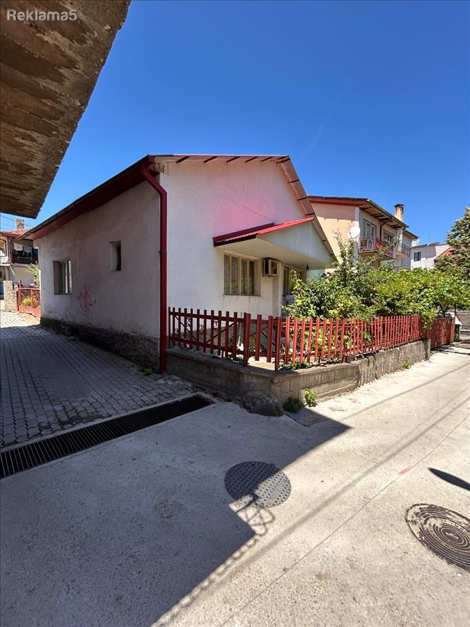 Se prodava Kukja strog centar , blizu ordinacija Gurev