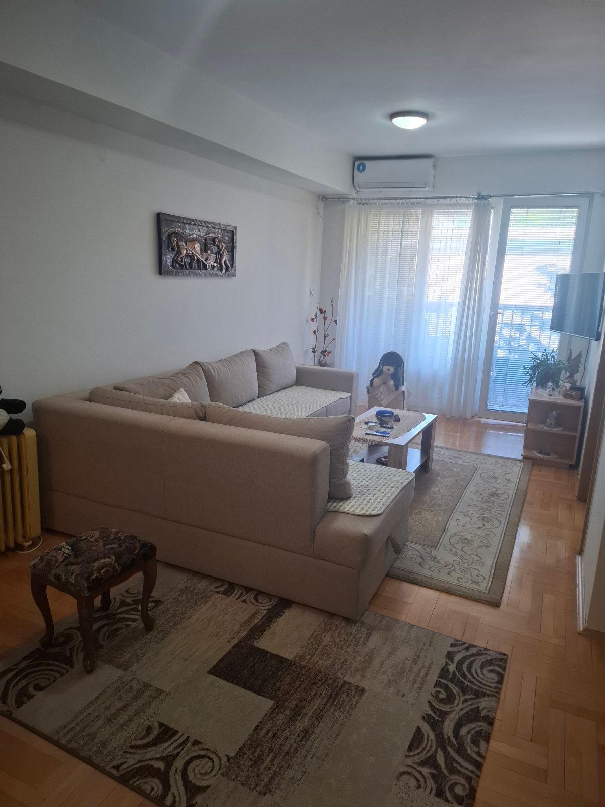 SE PRODAVA DVOSOBEN STAN VO CENTO, pretposledna 45ka