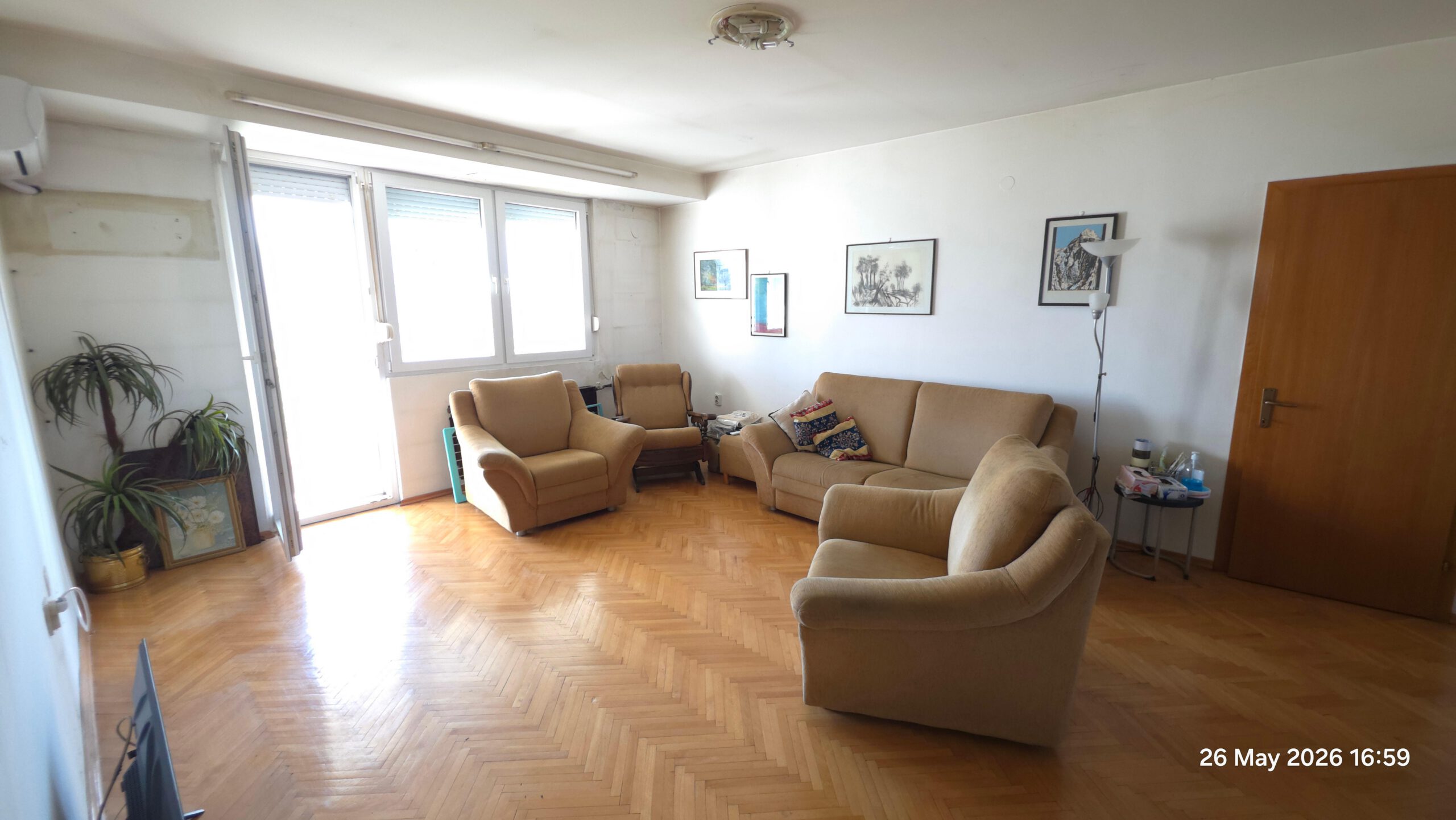 CETVOROSOBEN STAN SO OTVOREN PANORAMSKI POGLED VO AERODROM