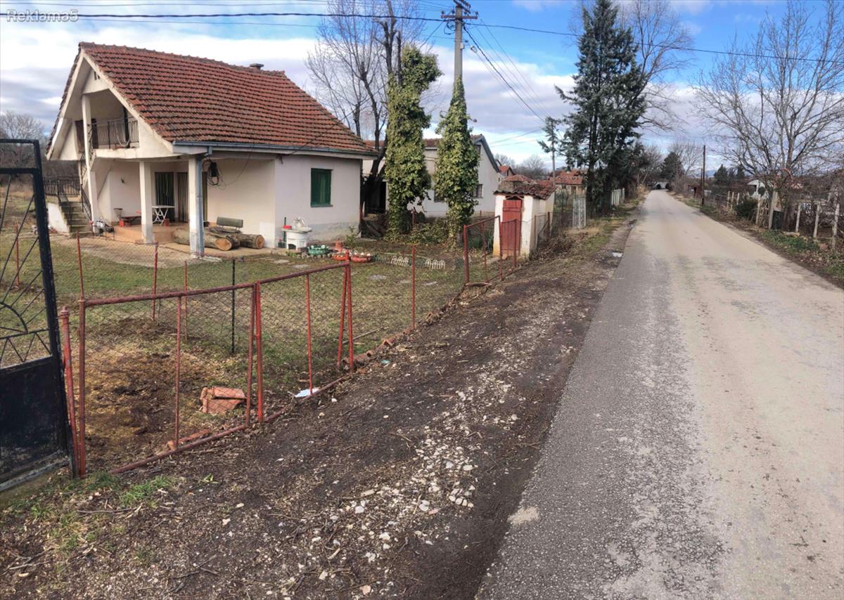 Vikendica vo Strezovce vednash do asvalten pat