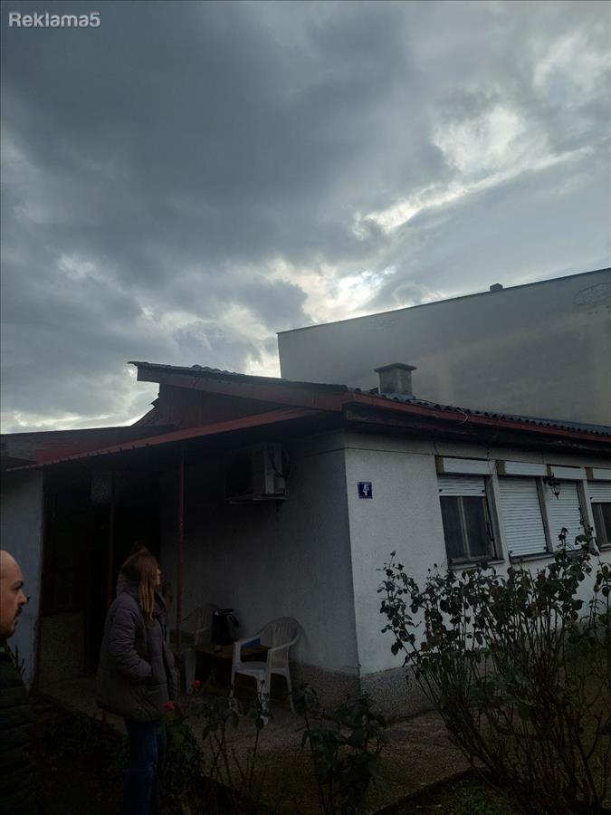 LISICE SE PRODAVA BARAKA SO DOGRASBA