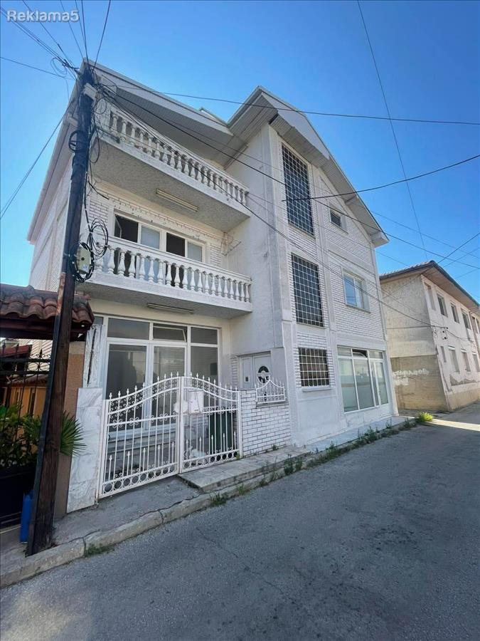 House for sale in Gevgelija of 248m2. The ground floor has a studio
