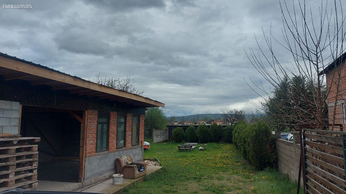 Plac so brvnara. Dolno lisice