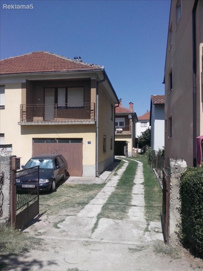 Se prodavaat dve kukji