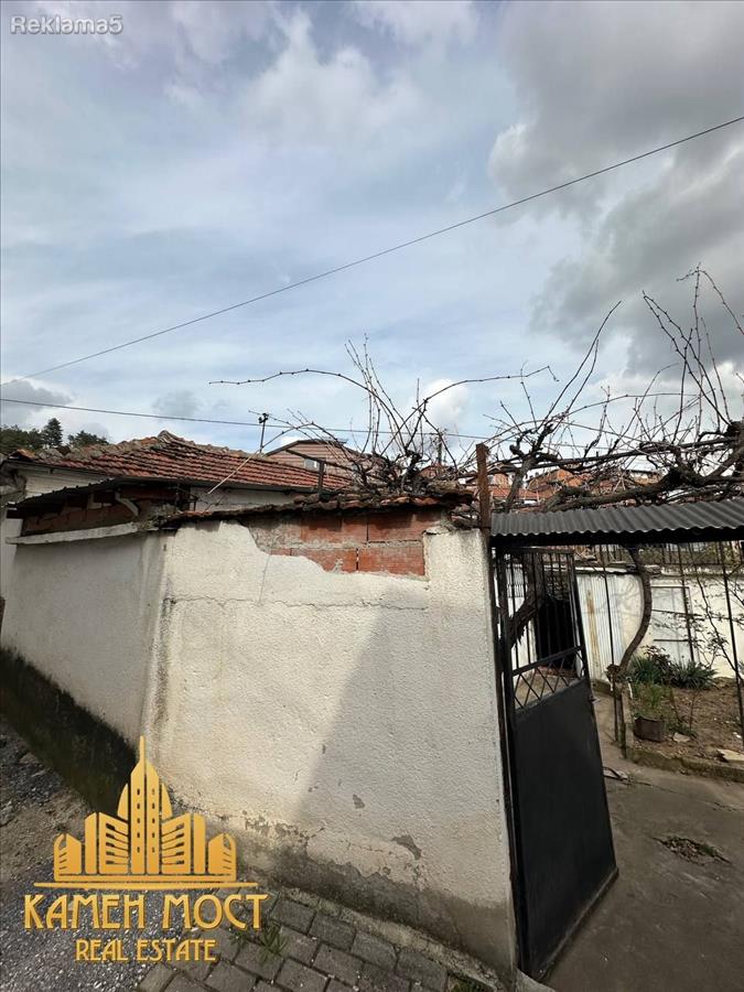 HOUSE FOR SALE IN DEBARSKA WITH YARD
