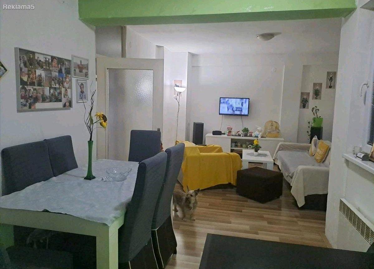 Se prodava polu-namesten stan 70m2 vo Madzari