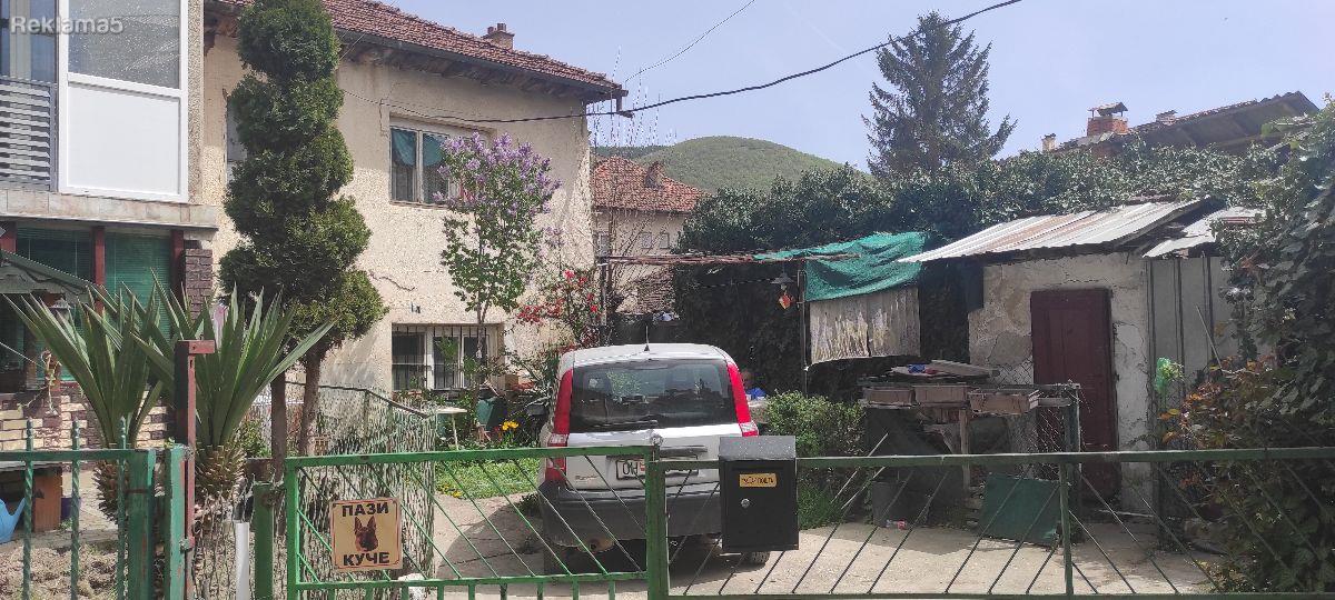 Stara kuka vo CENTAR so dvorno mesto 360m2