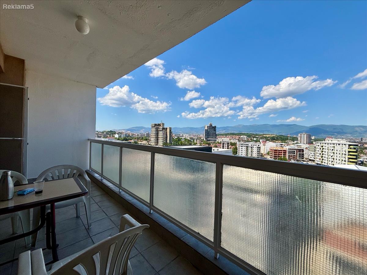I'M SELLING AN APARTMENT IN STRONG CENTER