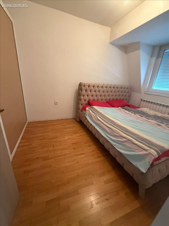 Se prodava stan vo zeleza