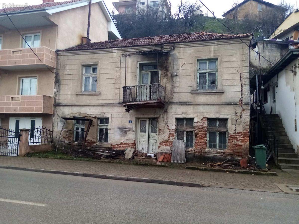 A plot with an old house is for sale in Delchevo