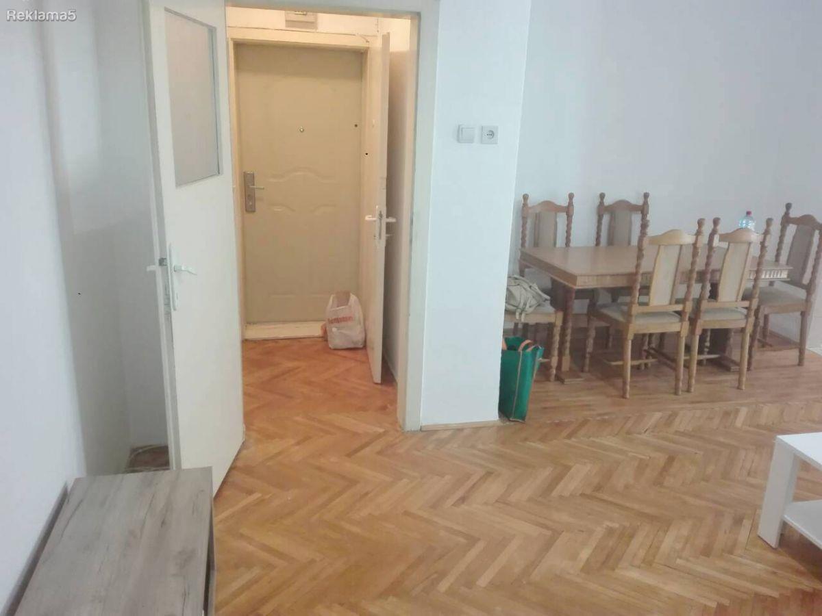 Se prodava star trosoben 59m2 Taftalidze sproti h.Karpos