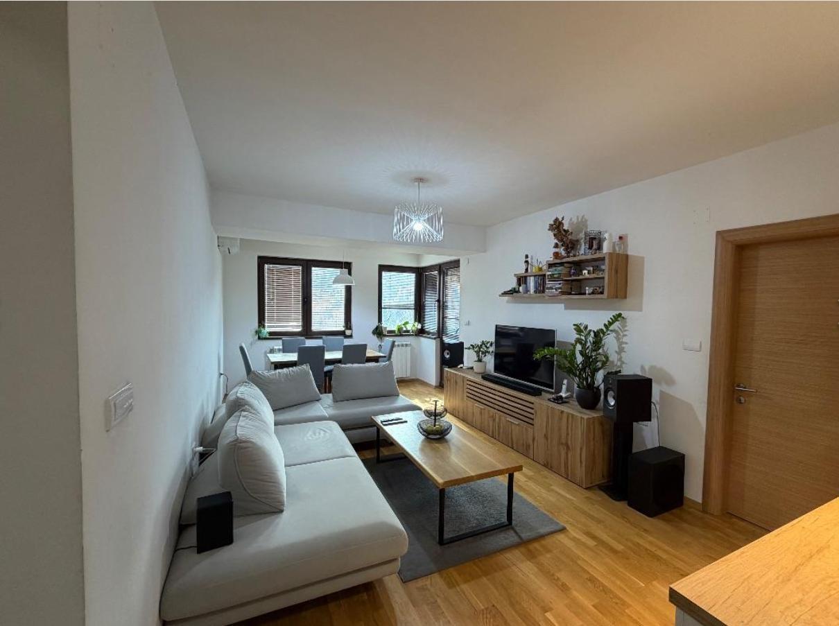 Namesten stan vo Taftalidze 1 85m2 so 3 spalni novogradba