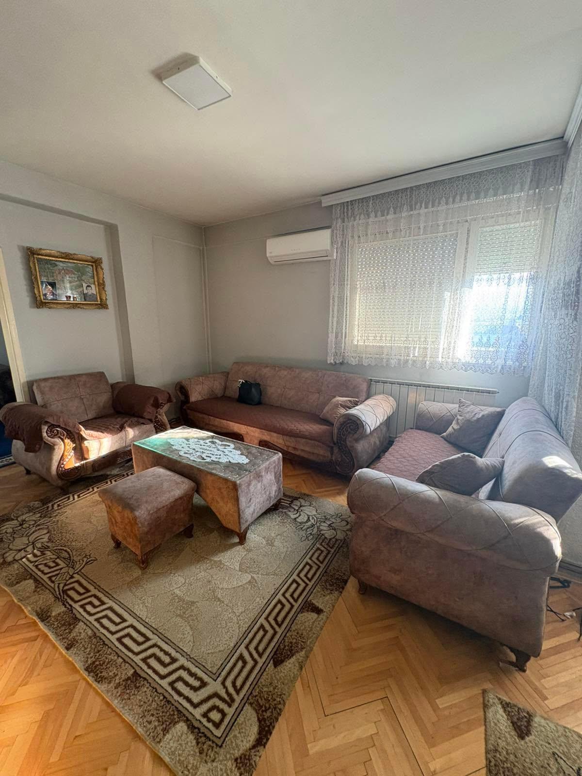 SE PRODAVA TROSOBEN STAN VO MADZARI