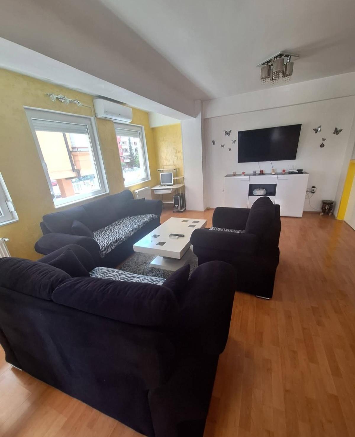 SE PRODAVA TROSOBEN STAN KISELA VODA