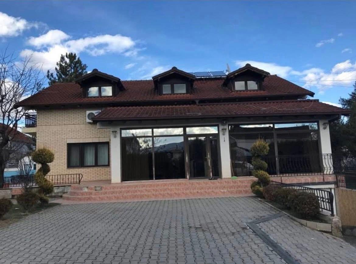 SE PRODAVA VILA VO BUTEL 1