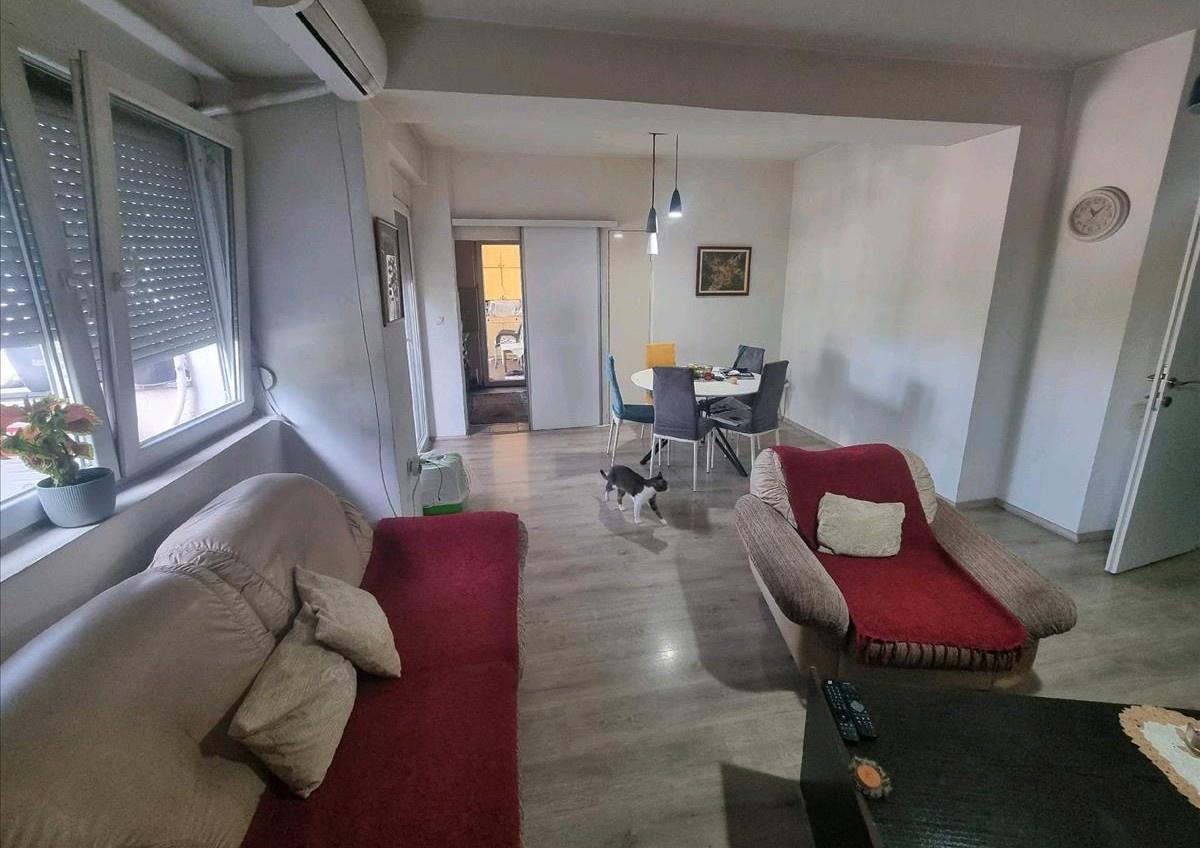 Se prodava stan 81m2 so dve spalni sobi vo N.Lisice