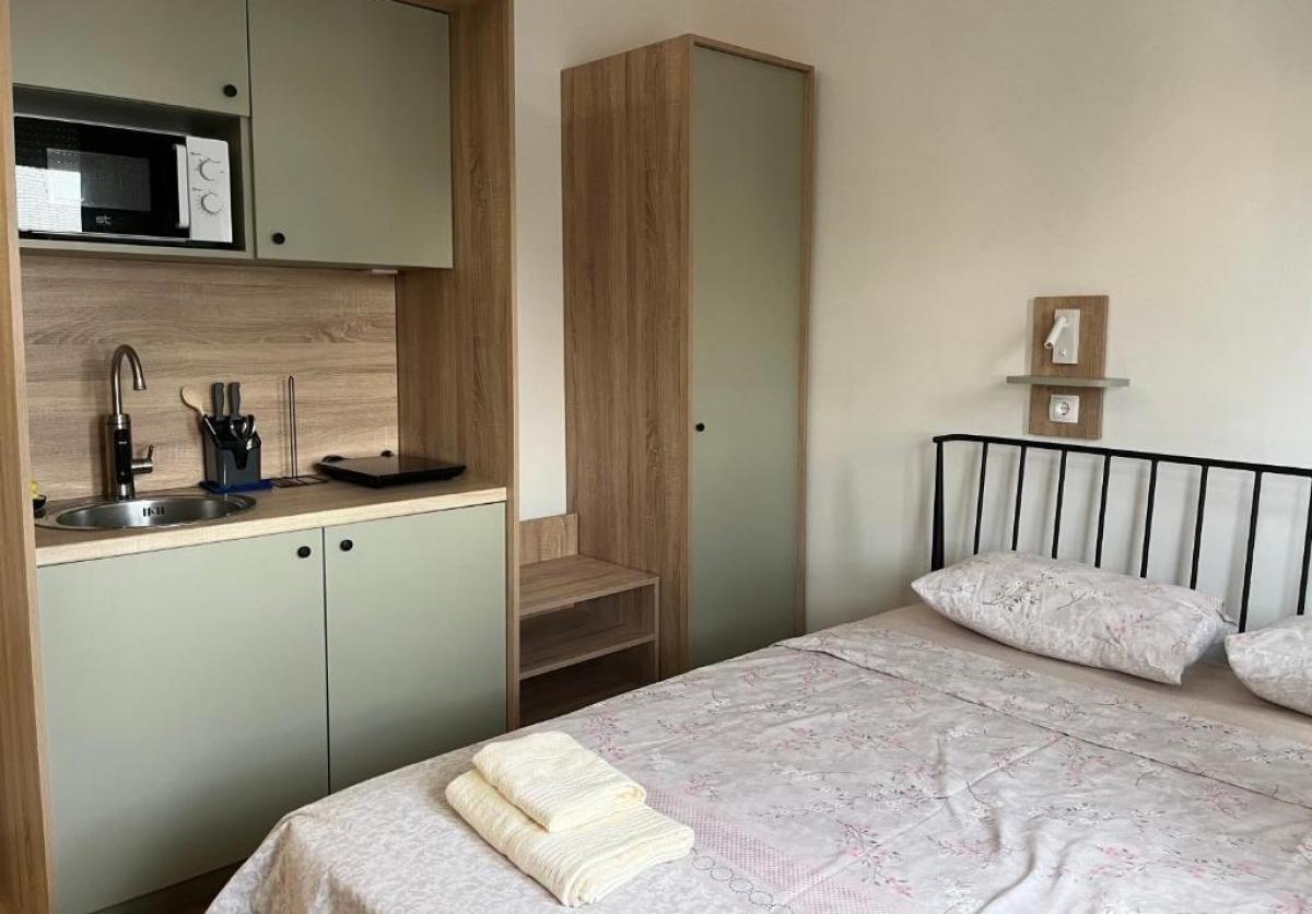 An apartment with 3 apartments in the Center is for sale