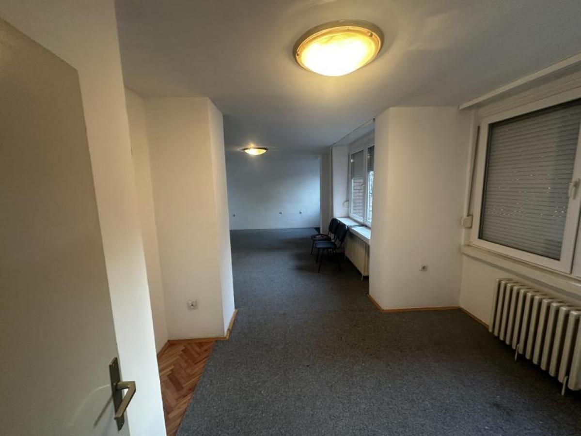 A 93m2 apartment in Aerodrom is for sale