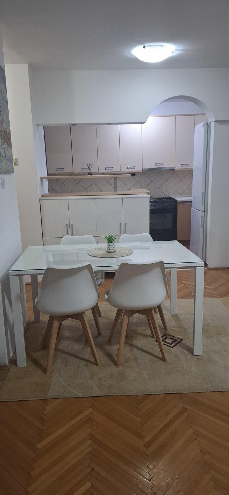 UDOBEN TROSOBEN STAN VO CENTAR,KAJ SOBRANIE