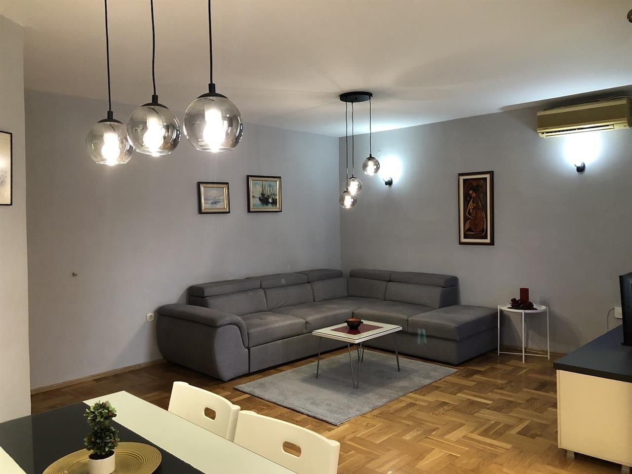 Se izdava namesten stan od 65m2 vo Centar